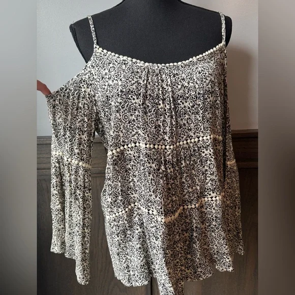 Maurices Black and Cream cold shoulder boho hippie Patterned Blouse M - Picture 6 of 9